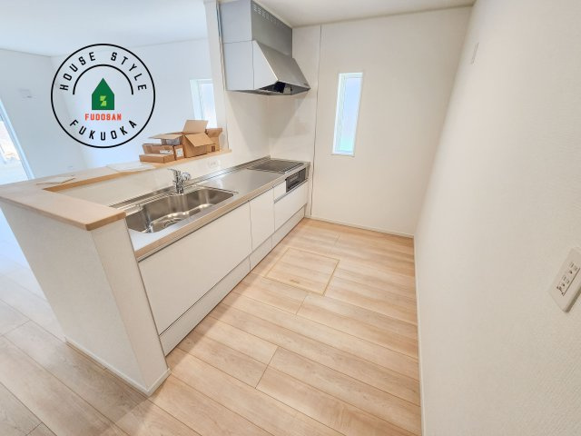 糸島市二丈深江第3-7棟（3号棟）のキッチン|カウンターキッチンなら、リビングで遊ぶ子供の様子を見ながら料理ができるので安心です。料理を運んでもらったり、子供にお手伝いしてもらいやすいのもいいですね。