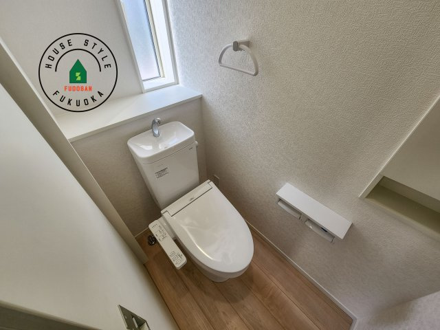 福岡市西区今宿1丁目第4-2棟（1号棟）の内観：施工例|トイレ・ウォシュレット付。快適で衛生的な洗浄機能付温水シャワートイレです。収納や手すりもついてます。