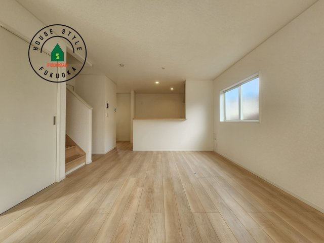 福岡市西区今宿1丁目第4-2棟（1号棟）の内観：施工例|キッチンからリビングをしっかり確認できます。家族の笑顔があふれる空間になりそうですね。※家具はCGを合成したものです。