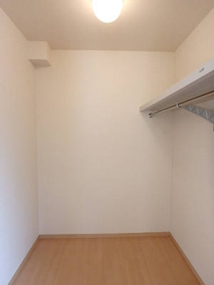 収納力たっぷりのウォークインクローゼット