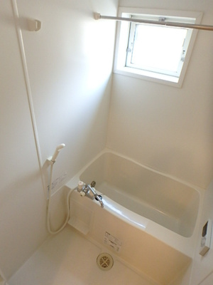 便利な追焚・浴室乾燥機・小窓付きバスルーム