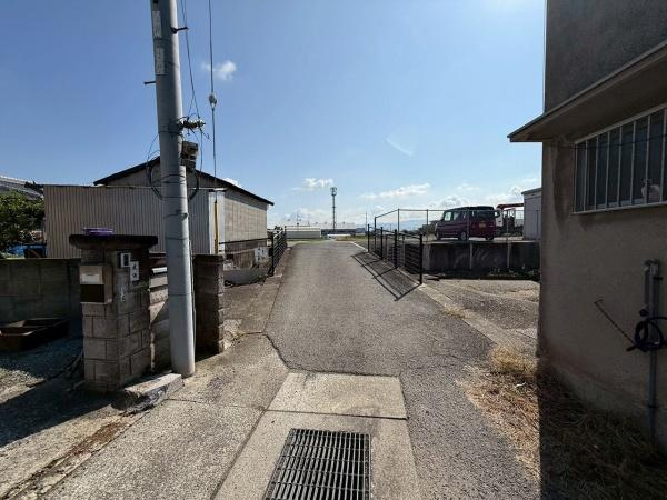 【前面道路含む現地写真】