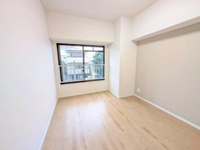 【洋室】 | アグラード堺 | 一人ひとりの大切なプライベート空間。趣味・感性で個性的に飾って頂けるようシンプルに仕上げてあります。ゆとりある広さで、一人の時間をゆったりと過ごせる安らぐお部屋になるはずです♪