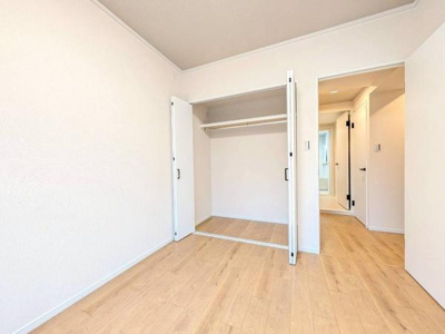 【寝室】 | アグラード堺 | 木目のフローリングが暖かみのある室内に。明るい寝室で心地のいい朝を迎えられそう。