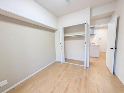 【洋室】 | アグラード堺 | 全居室には収納を完備！普段使いのお洋服や小物はもちろん、季節物のお洋服などもしっかりと整理整頓おしまい頂けます。居室空間をより広く隅々までお使いいただけますね♪