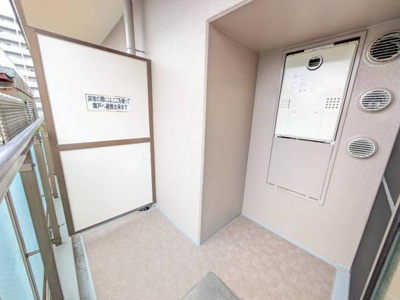 【バルコニー】 | アグラード堺 | 開放的なバルコニーは見晴らしもよく、太陽の温かな温もりをめいっぱい受け止めてくれます。太陽の光と爽やかな風を受けたお洗濯物はあっという間に乾き、取りこむ時には太陽の匂いを感じられそうですね♪