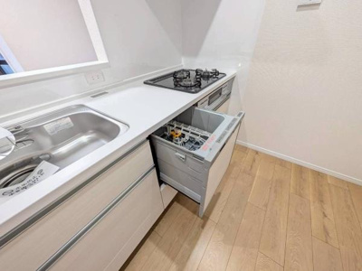 【キッチン】 | アグラード堺 | 食器洗乾燥機付きで家族の食器もピカピカ。後片付けもラクラクこなせて、日々の生活には欠かせない便利設備。環境にもママの手にも優しいのがうれしいですね。