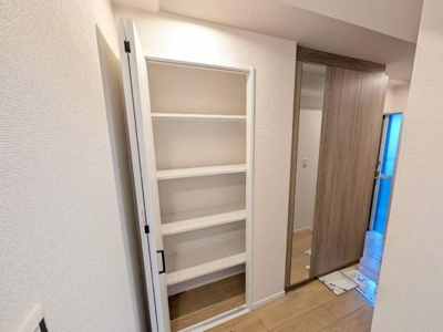 【玄関】 | アグラード堺 | 玄関も明るいです。大きな下駄箱もあり収納力・清潔感がGOODです。