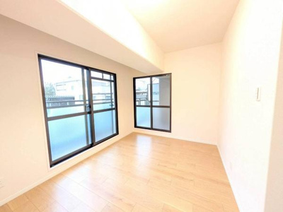 【居間・リビング】 | アグラード堺 | 室内にいても、たっぷりの陽光と爽やかな風を感じて頂けます！
ご家族と穏やかに過ごす、心地の良い時間が流れます。