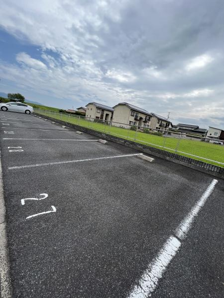 ブランドール　ユー　B 棟の駐車場