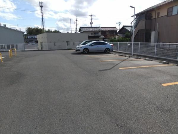 クロスローズの駐車場