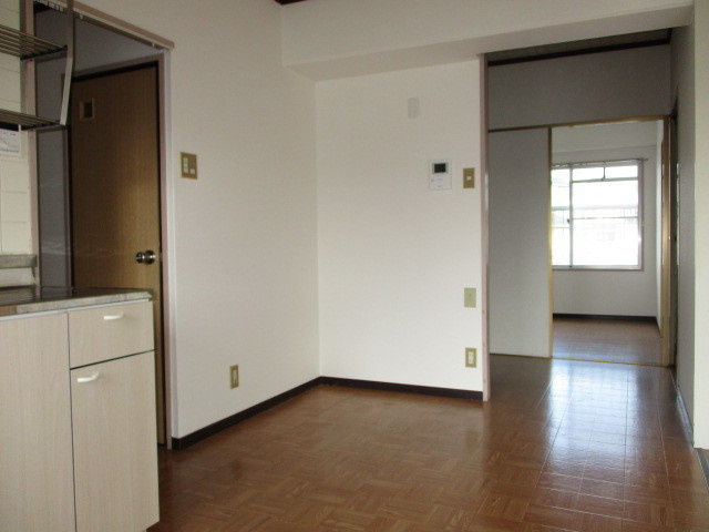 第2岡田マンションの居間・リビング