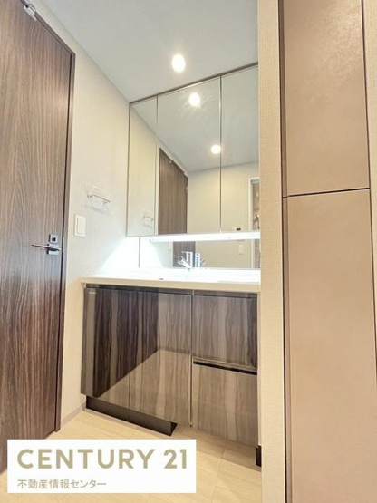 【独立洗面台】 | ザ・ファインタワーウエストコースト | 三面鏡の収納豊富な洗面化粧台です！