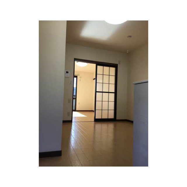 岐阜市日野東２丁目のアパートの居間・リビング