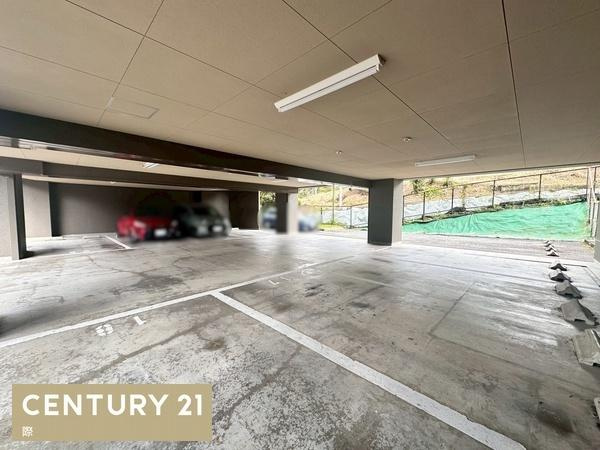 シャルマンフジ橋本三石台の駐車場