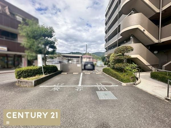 シャルマンフジ橋本三石台の駐車場