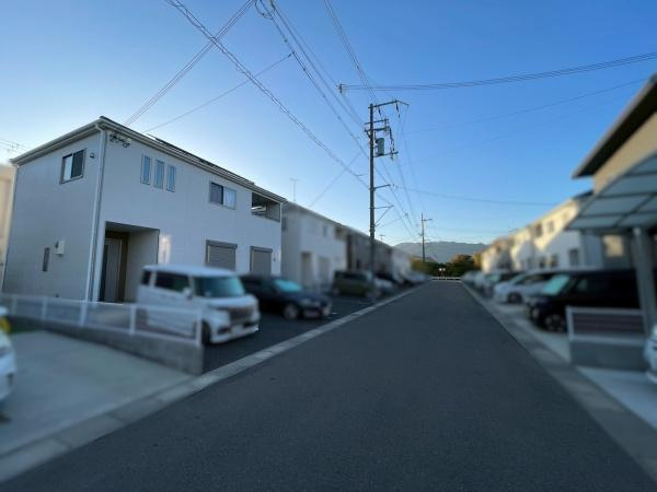 海南市多田　中古戸建の前面道路含む現地写真