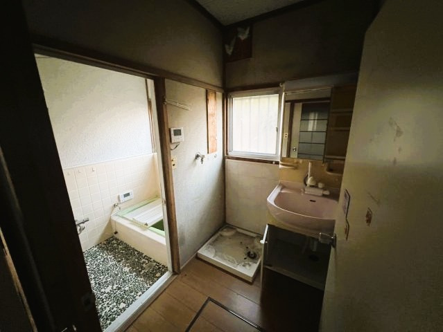 【独立洗面台】 | 神奈川県横須賀市阿部倉 中古戸建 2棟バルク売り | 脱衣所です