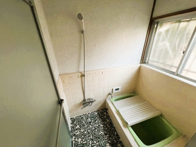 【浴室】 | 神奈川県横須賀市阿部倉 中古戸建 2棟バルク売り | 窓もあるので喚起も明るさも良し！