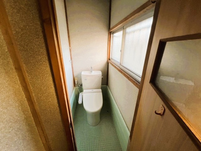 【トイレ】 | 神奈川県横須賀市阿部倉 中古戸建 2棟バルク売り | 明るいトイレです