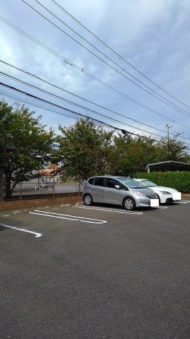 アクアル－チェの駐車場