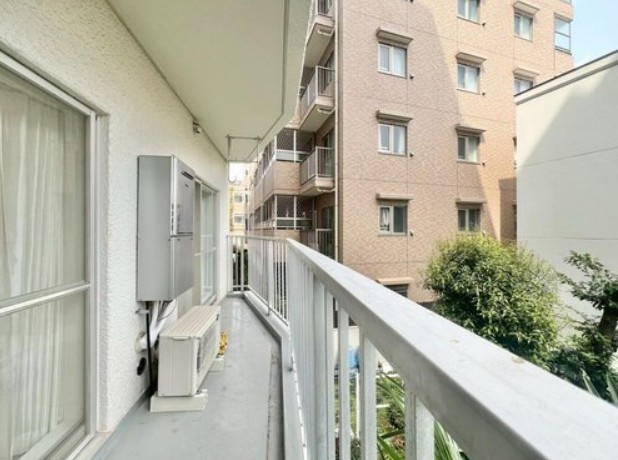 【バルコニー】 | 目白ガーデニア | 暖かい陽ざしが差込むバルコニーは、晴れた日には、洗濯物が良く乾きます。