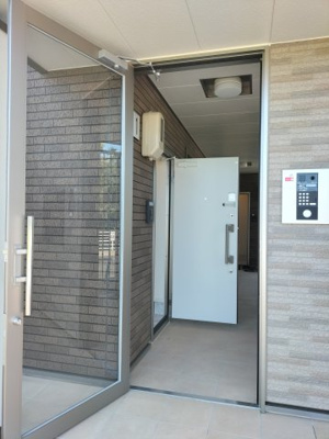 【エントランス】 | ウィンディレディ | セキュリティー付きエントランス