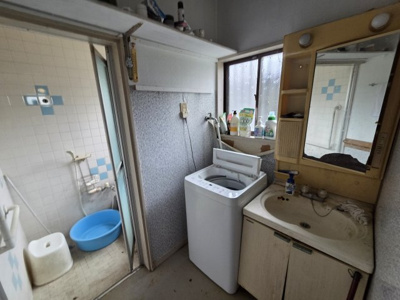【独立洗面台】 | 福岡県糸島市志摩桜井 中古戸建 | 独立洗面台あり、毎朝おしゃれに忙しい女性の方におすすめです