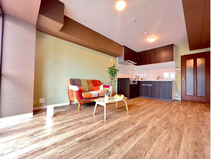 神戸市垂水区塩屋町9丁目の居間・リビング|リビングと和室が隣接しており、繋げてお使いいただくとより広々とした空間に♪