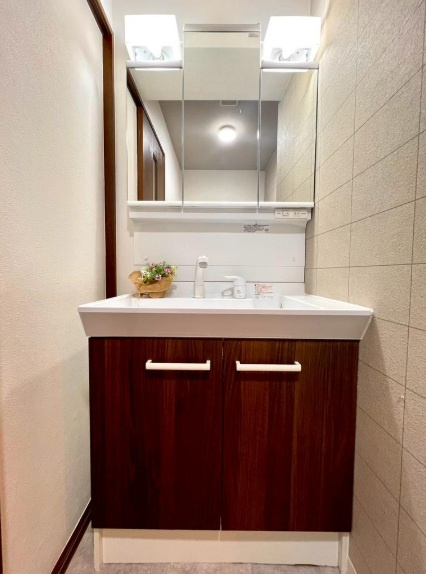 神戸市垂水区塩屋町9丁目の独立洗面台|収納も豊富です♪細々したものもスッキリ収納できますよ♪