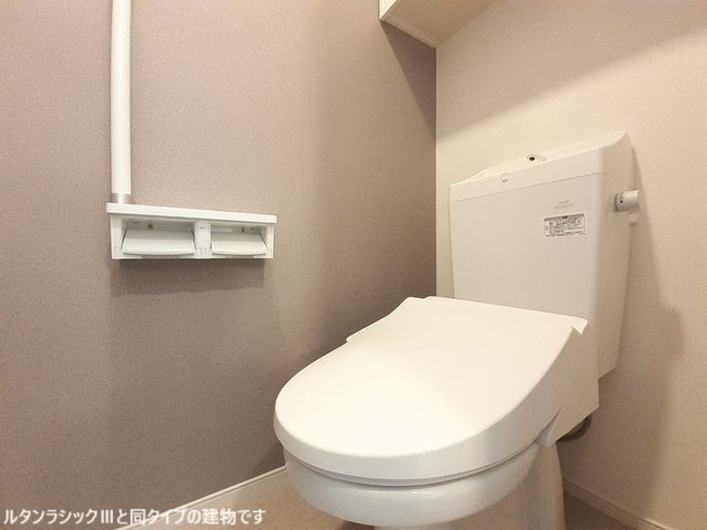 シャンス　トロワのトイレ|落ち着いた色調のトイレです
