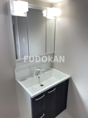 【独立洗面台】 | 天童市老野森【新築建売】リリーフB棟 | 三面鏡の洗面台は、スタイリッシュなだけでなく収納力もあります。