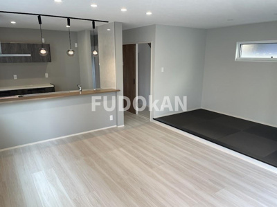 【居間・リビング】 | 天童市老野森【新築建売】リリーフB棟 | リビングは広々です。家族の団欒の場として家庭を包みます。