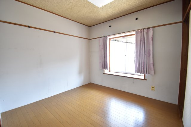 桜ヶ丘マンションの洋室