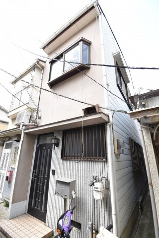 鳳東町貸家の外観