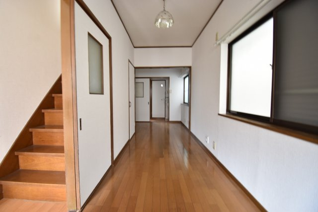 鳳東町貸家の居間・リビング