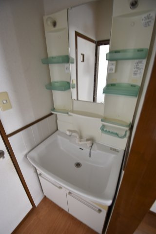 鳳東町貸家の洗面所