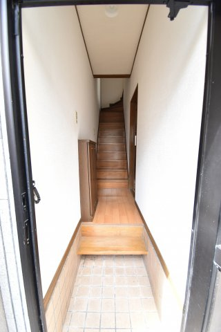 鳳東町貸家の玄関