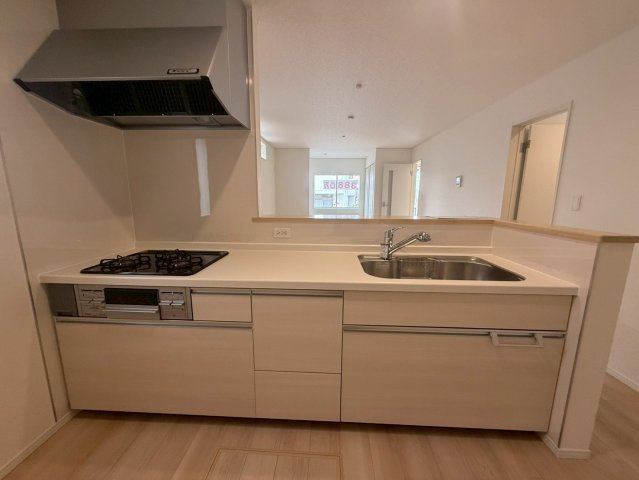 ♥♥豊見城市嘉数第７－6号棟（全７棟）のキッチン|コンパクトなキッチンで掃除もラクラク