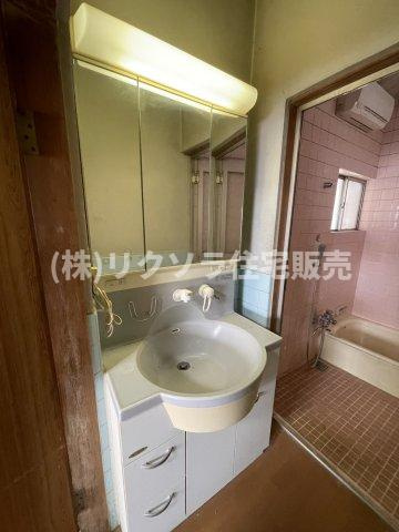 堀溝1丁目　中古一戸建ての独立洗面台|三面鏡付き独立洗面台
■物件内覧・資金計画相談・住宅ローン相談、リフォーム相談、お問合せ受付中■
※当日・翌日のご内覧、ご相談はお電話でのお問合せがスムーズです！