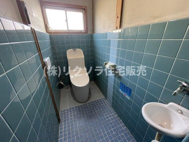 堀溝1丁目　中古一戸建てのトイレ|1階　温水洗浄便座付き
■物件内覧・資金計画相談・住宅ローン相談、リフォーム相談、お問合せ受付中■
※当日・翌日のご内覧、ご相談はお電話でのお問合せがスムーズです！