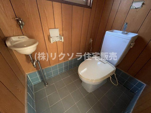 堀溝1丁目　中古一戸建ての設備|離れ平屋トイレ
■物件内覧・資金計画相談・住宅ローン相談、リフォーム相談、お問合せ受付中■
※当日・翌日のご内覧、ご相談はお電話でのお問合せがスムーズです！