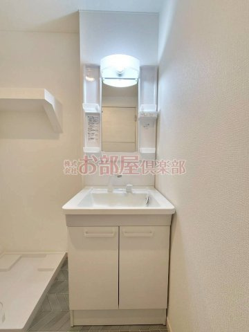 ポラリス野中町の洗面所|明るい洗面所です