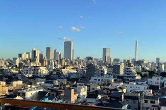 【展望】 | 豊かな陽光に照らしだされる素敵な空間に感動すら覚えます。窓には木々の緑が木漏れ日と共にまるで絵画のように美しく映し出されます。