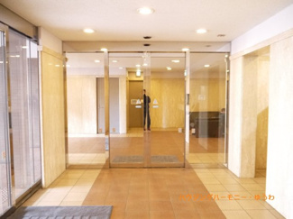 【その他共用部分】 | 重厚感溢れるエントランスは、マンションの優雅さを示す特徴でもあります。