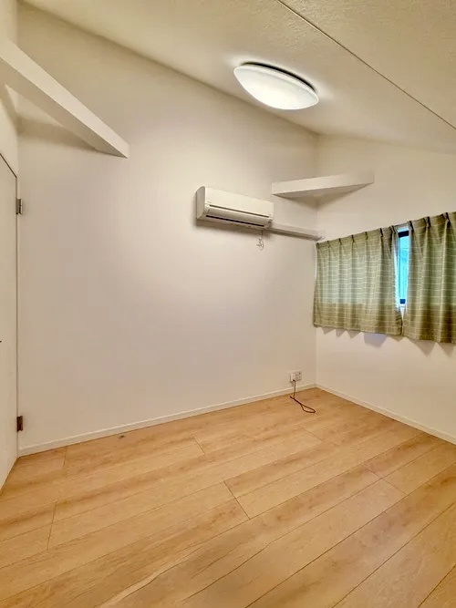 葛飾区立石2丁目中古住宅の洋室|勾配天井で開放感良好です