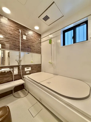 【浴室】 | 葛飾区立石2丁目中古住宅 | 【バスルーム】暖房換気乾燥機付きシステムバスルーム。暖房・冷風・換気・乾燥など、毎日を快適に過ごせるうれしい機能が揃っています。雨の日の洗濯物も安心です。