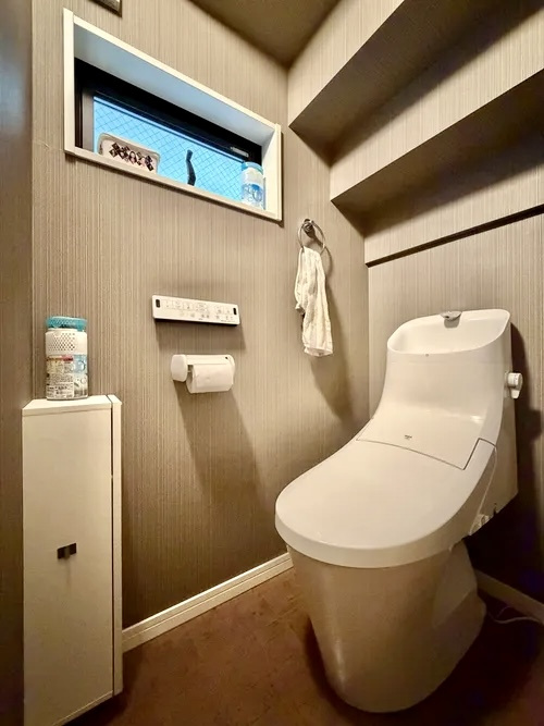 葛飾区立石2丁目中古住宅のトイレ|【トイレ】 収納スペースをしっかりと確保した温水洗浄便座機能付きトイレ。温水洗浄便座は清潔にお使いいただくための大切なアイテムです。