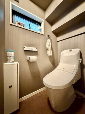 【トイレ】 | 葛飾区立石2丁目中古住宅 | 【トイレ】 収納スペースをしっかりと確保した温水洗浄便座機能付きトイレ。温水洗浄便座は清潔にお使いいただくための大切なアイテムです。