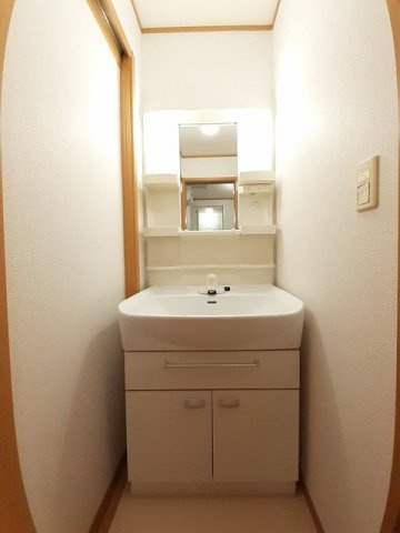 レジデンス福園の洗面所|ゆったりとスペースのある洗面所